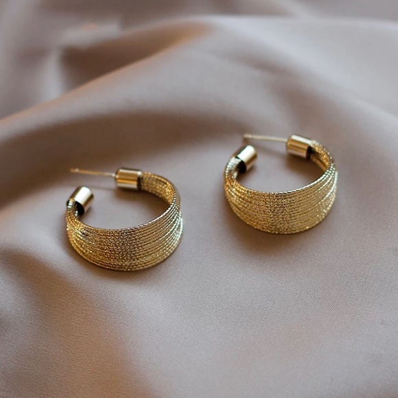 Jewelry - Beautiful Gold Korean C-shaped Earrings